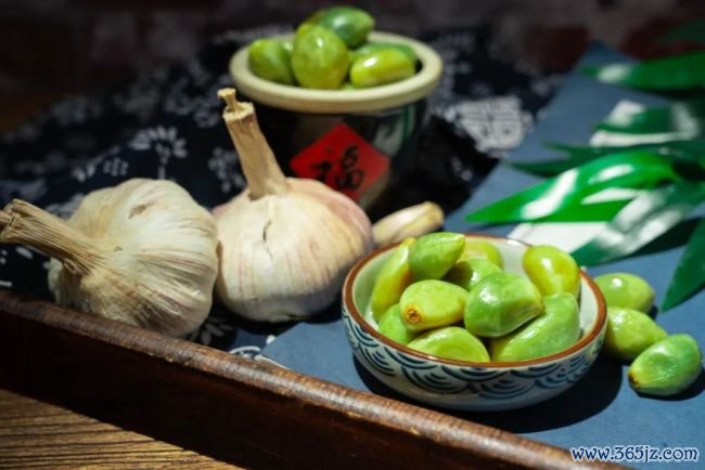 “腊八蒜”为什么会变绿 酶促反馈的奇妙变化