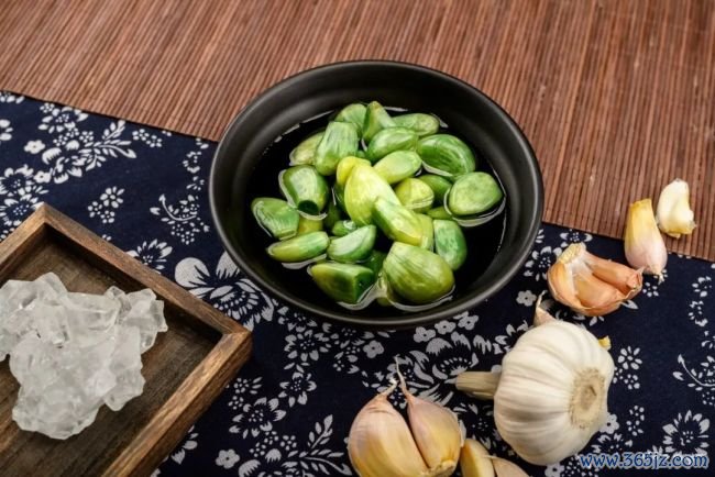 “腊八蒜”为什么会变绿 酶促反馈的奇妙变化